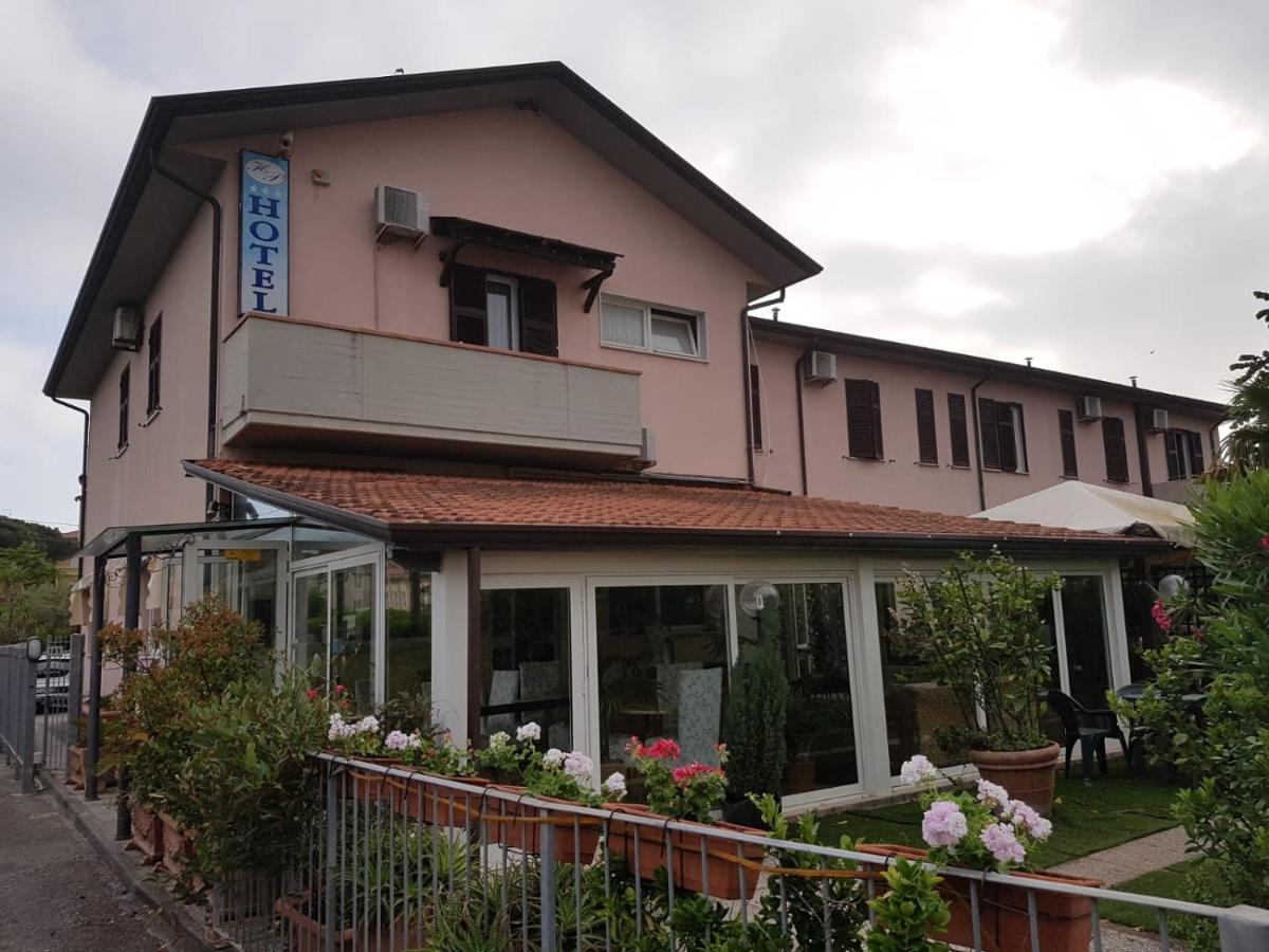Hotel Patrizia Marina di Massa Exterior foto